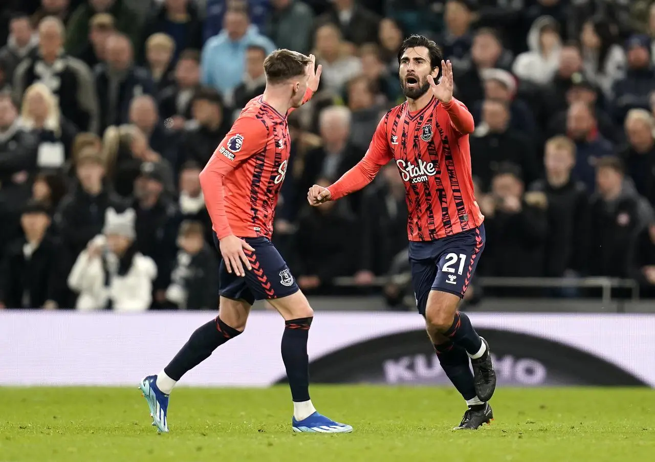 Andre Gomes (right) scored to give Everton hope