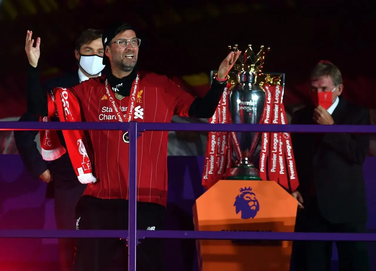 Klopp with the Premier League trophy in 2020