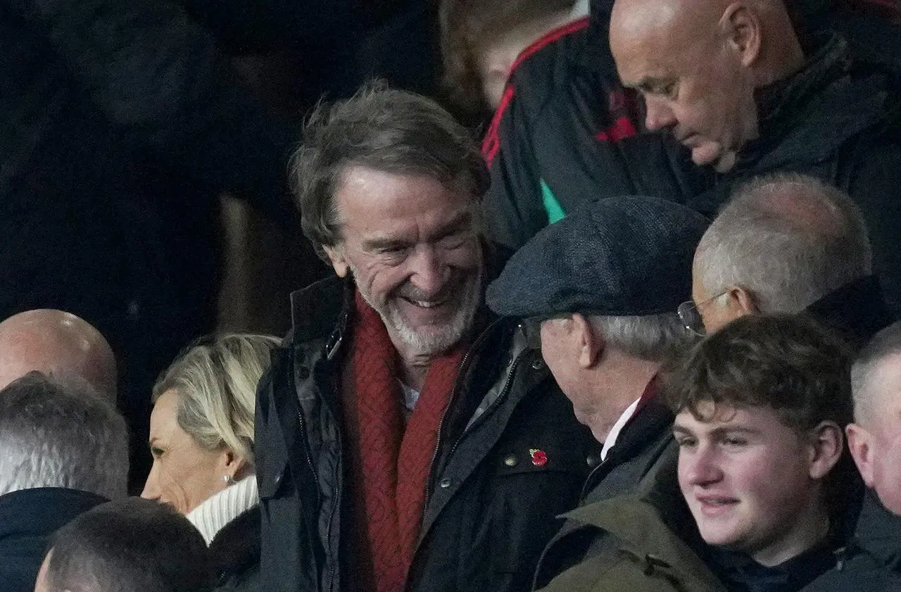 Sir Jim Ratcliffe speaks to Sir Alex Ferguson during Manchester United's draw against Tottenham