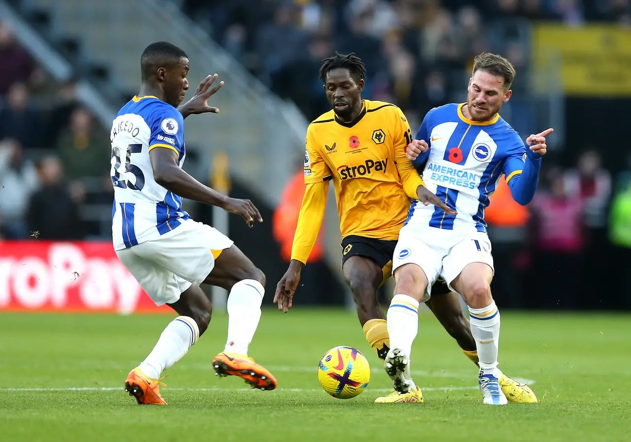 Moises Caicedo and Alexis Mac Allister tackle Boubacar Traore