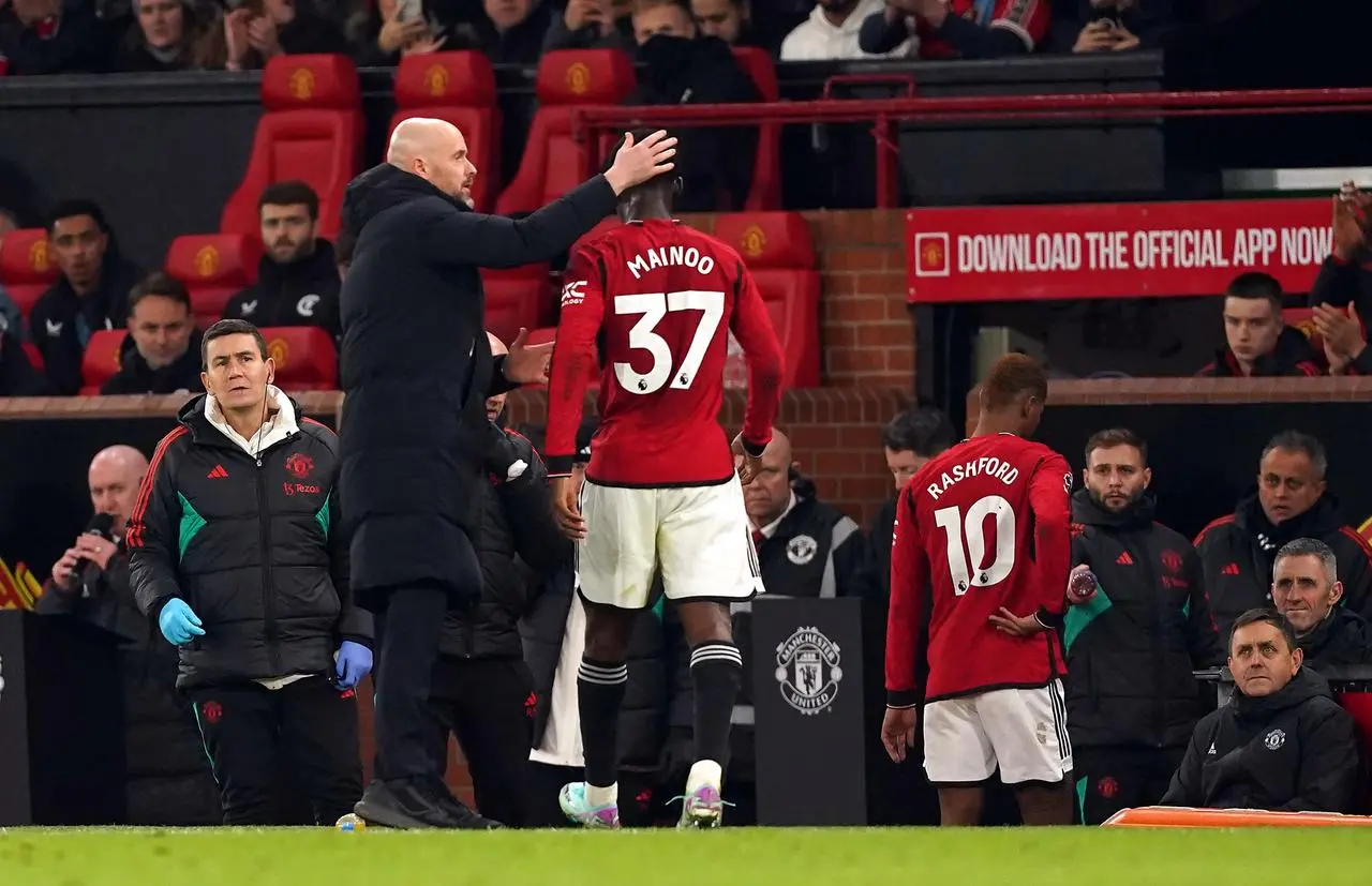 Erik ten Hag pats Kobbie Mainoo on the head