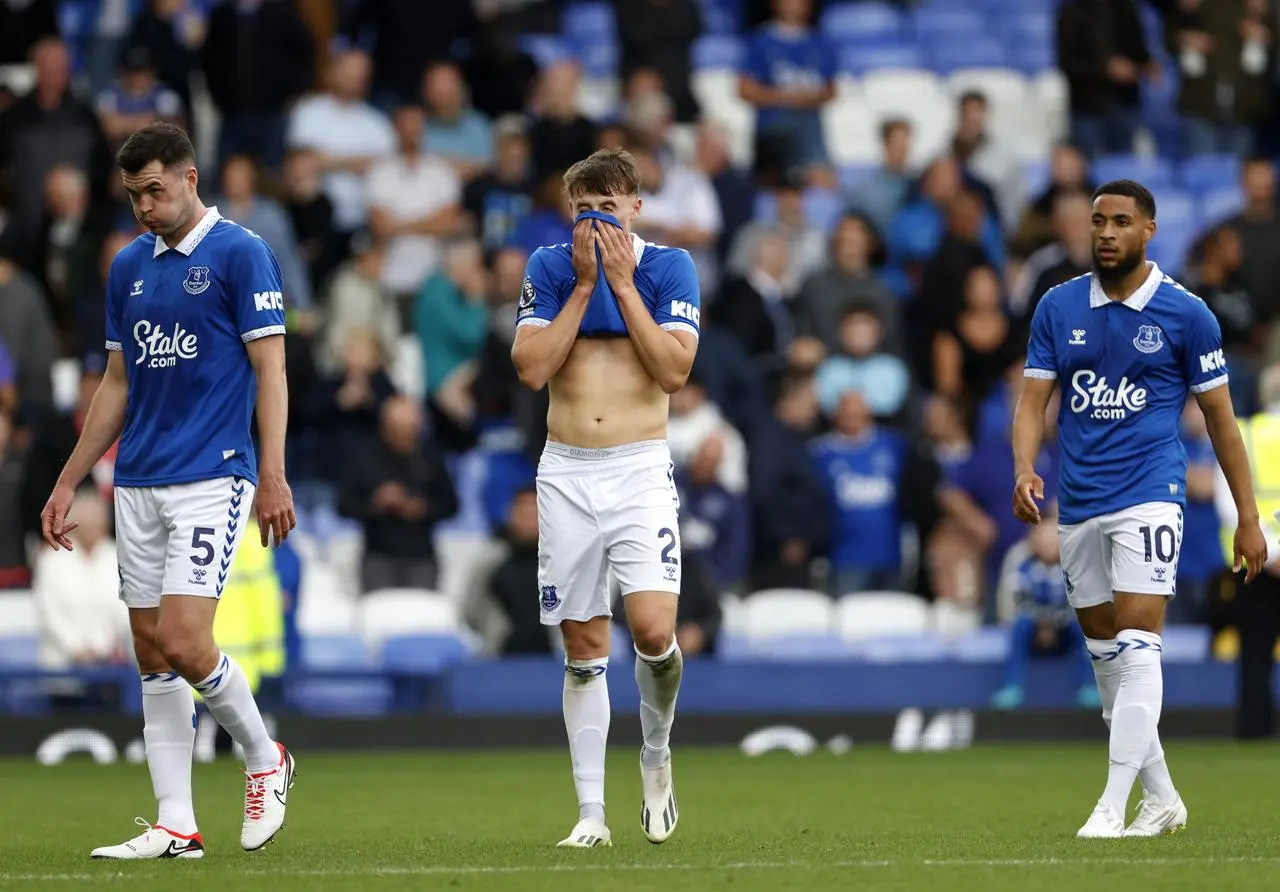 Everton players look dejected