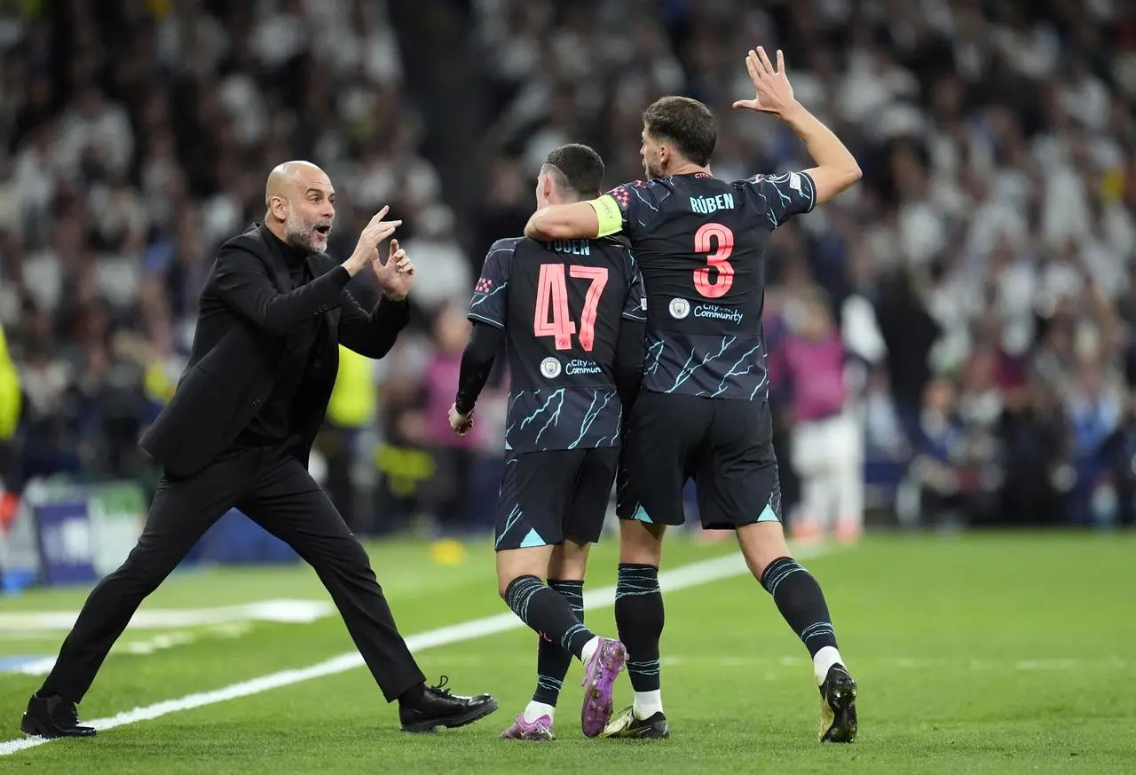 Pep Guardiola talks to Phil Foden and Ruben Dias