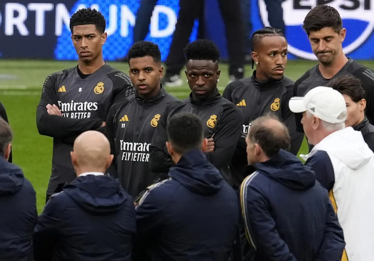 Real Madrid’s Jude Bellingham and his team mates team talk with manager Carlo Ancelotti during a training session at Wembley