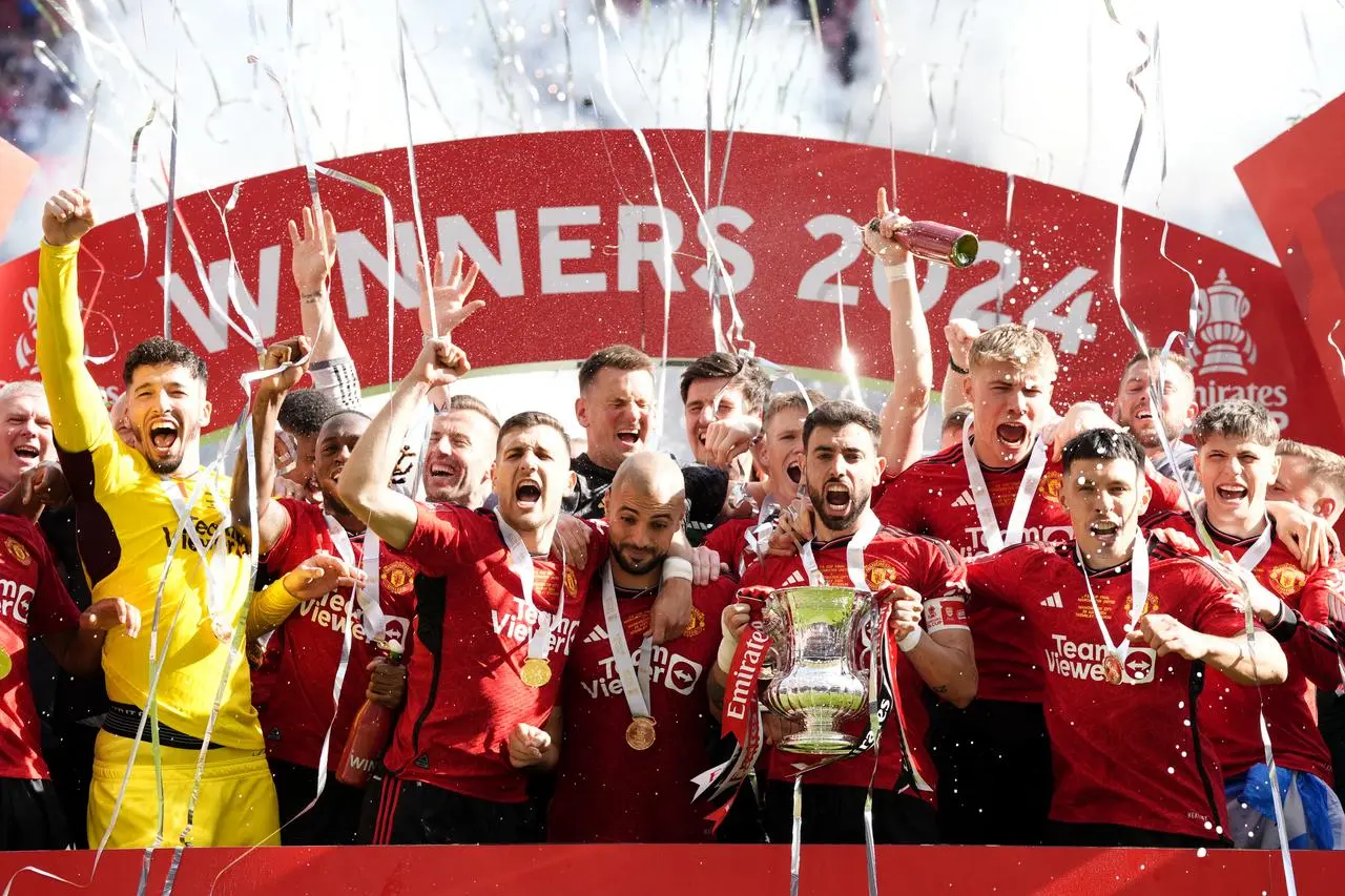 Manchester United’s Bruno Fernandes (centre) celebrates with the FA Cup