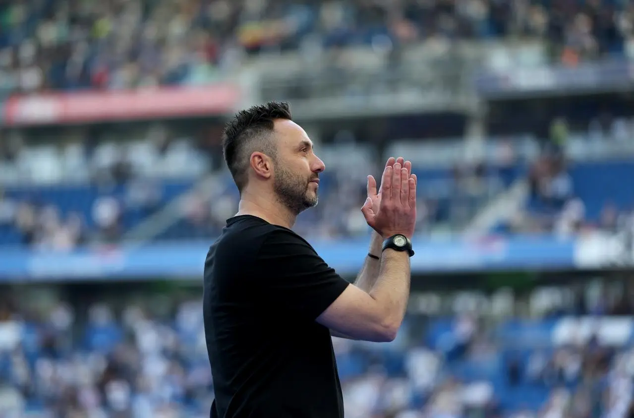 Roberto De Zerbi applauds the crowd after his final match in charge