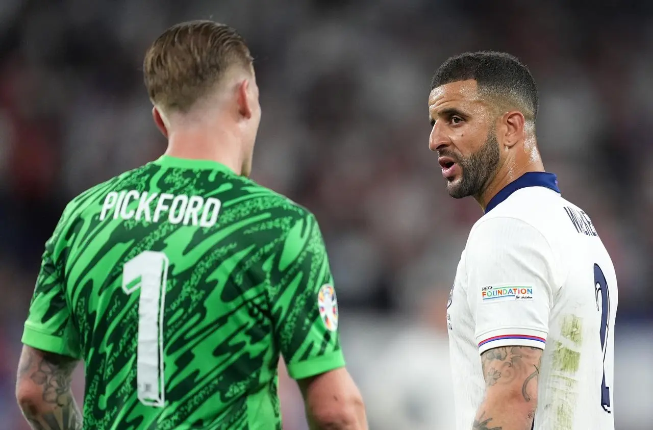 Kyle Walker speaks to Jordan Pickford