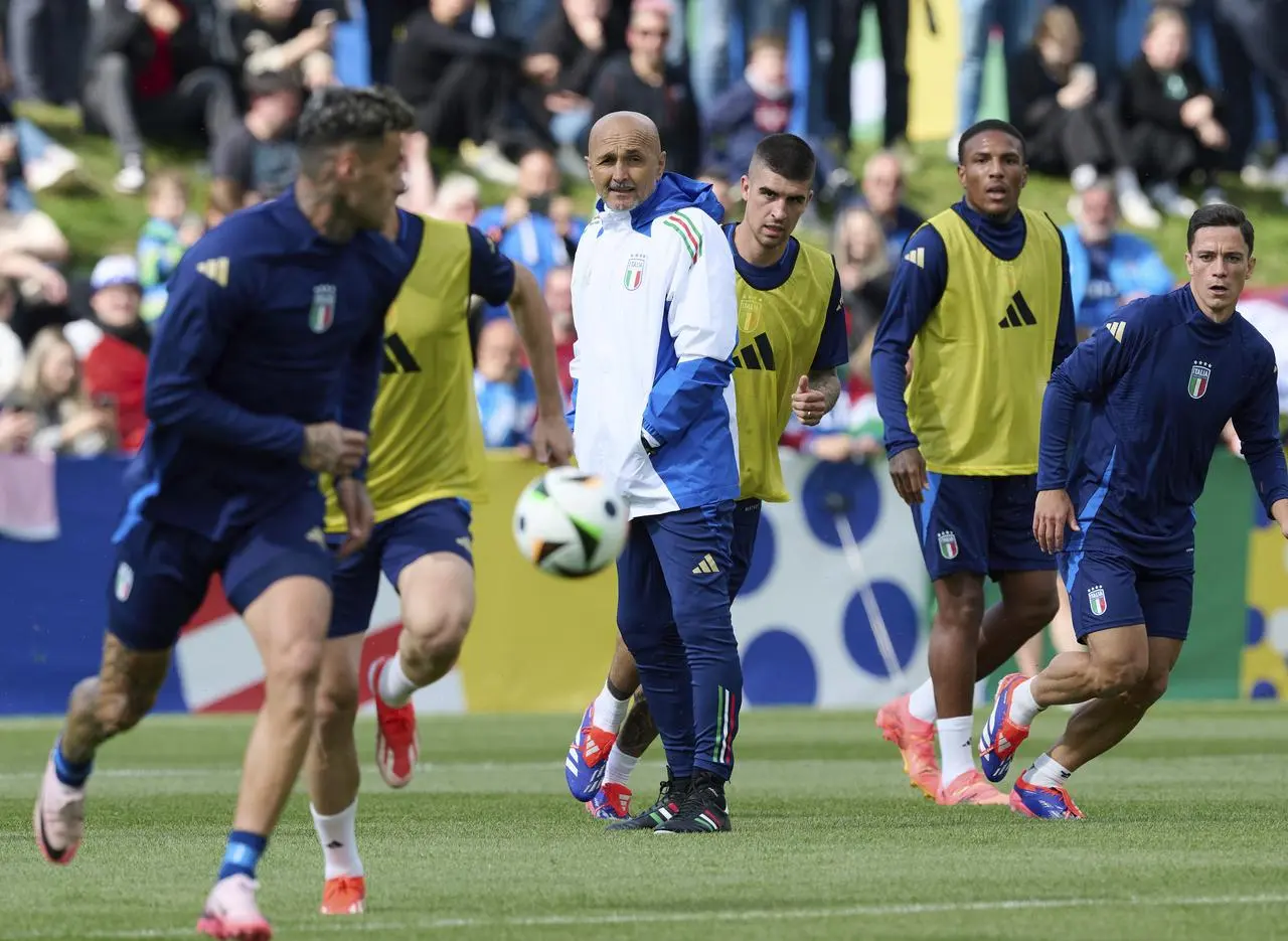 Italy’s head coach Luciano Spalletti (centre) in a training session 