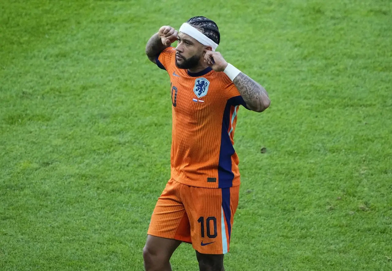 Memphis Depay of the Netherlands celebrates after scoring his side’s second goal against Austria