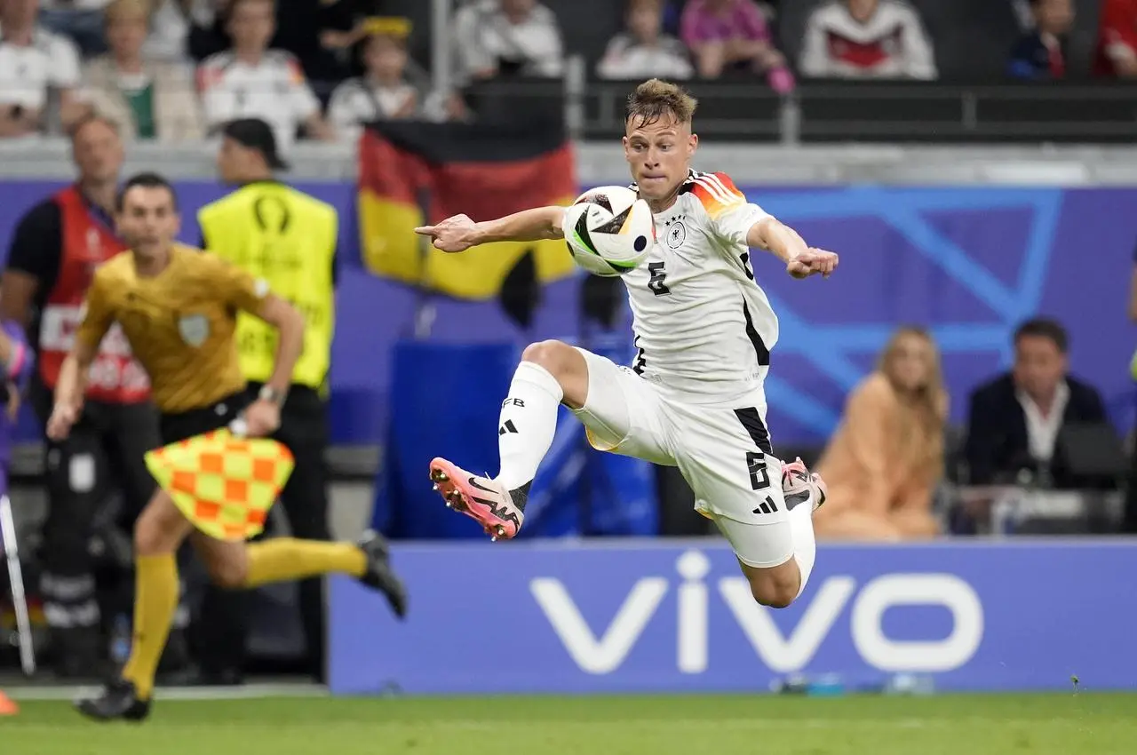 Joshua Kimmich controls the ball 