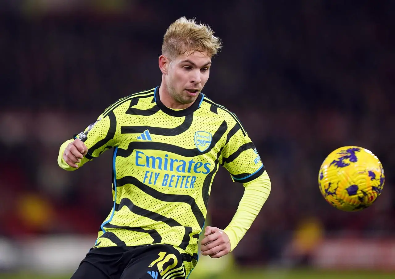 Emile Smith Rowe attempts to control the ball