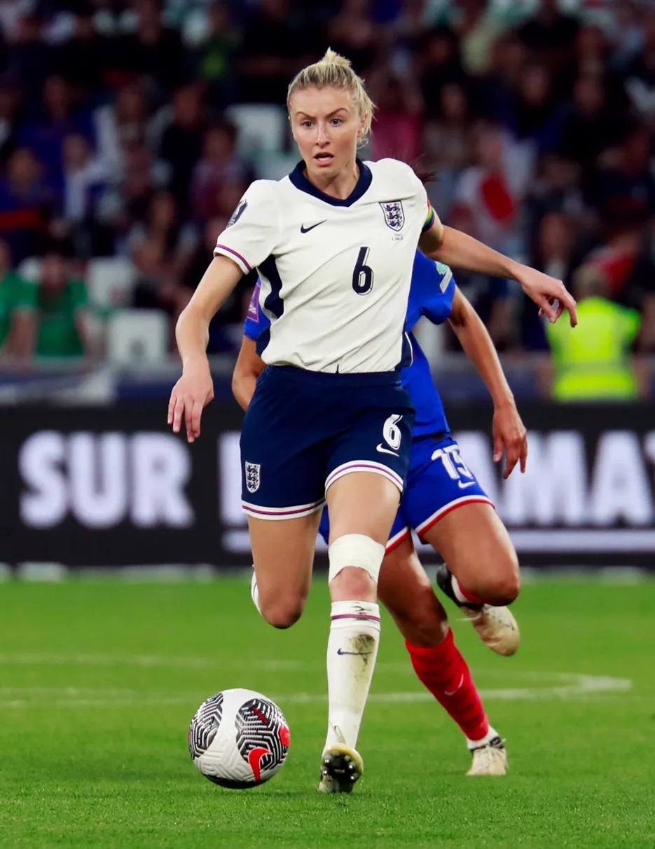 Leah Williamson controlling the ball