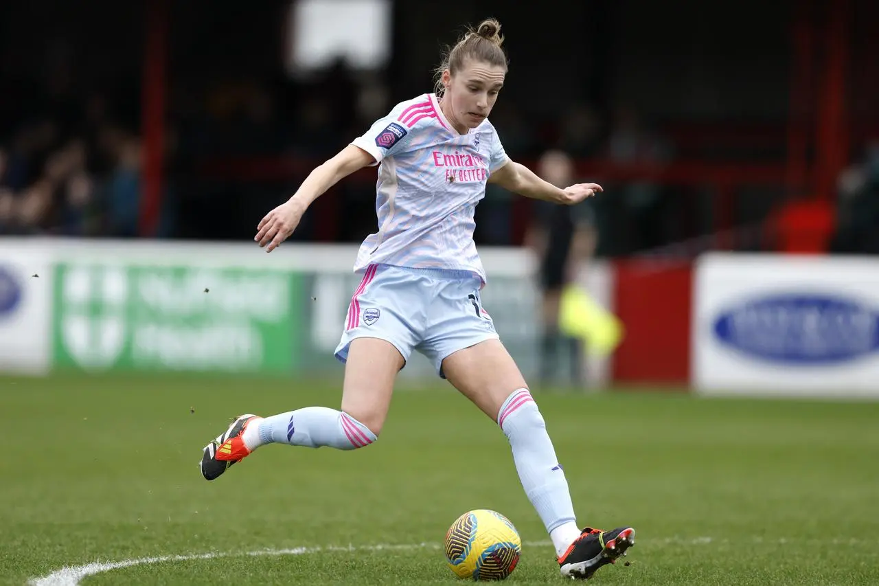 Vivianne Miedema kicks the ball