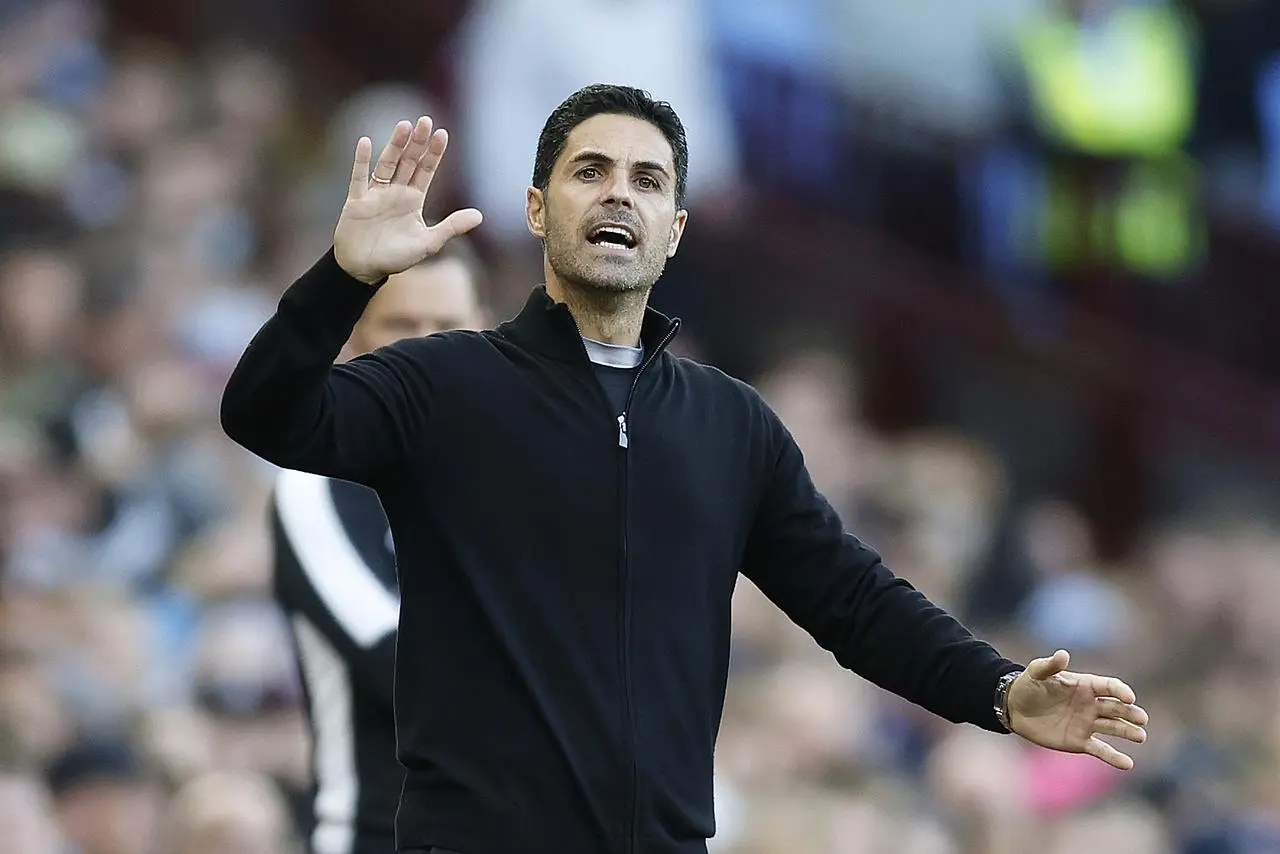 Mikel Arteta shouts instructions from the sideline