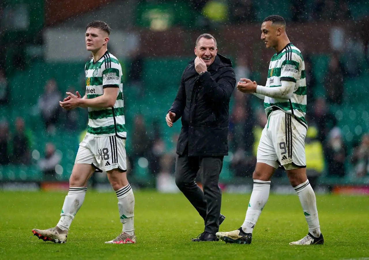 Brendan Rodgers, centre, talks to Adam Idah, right