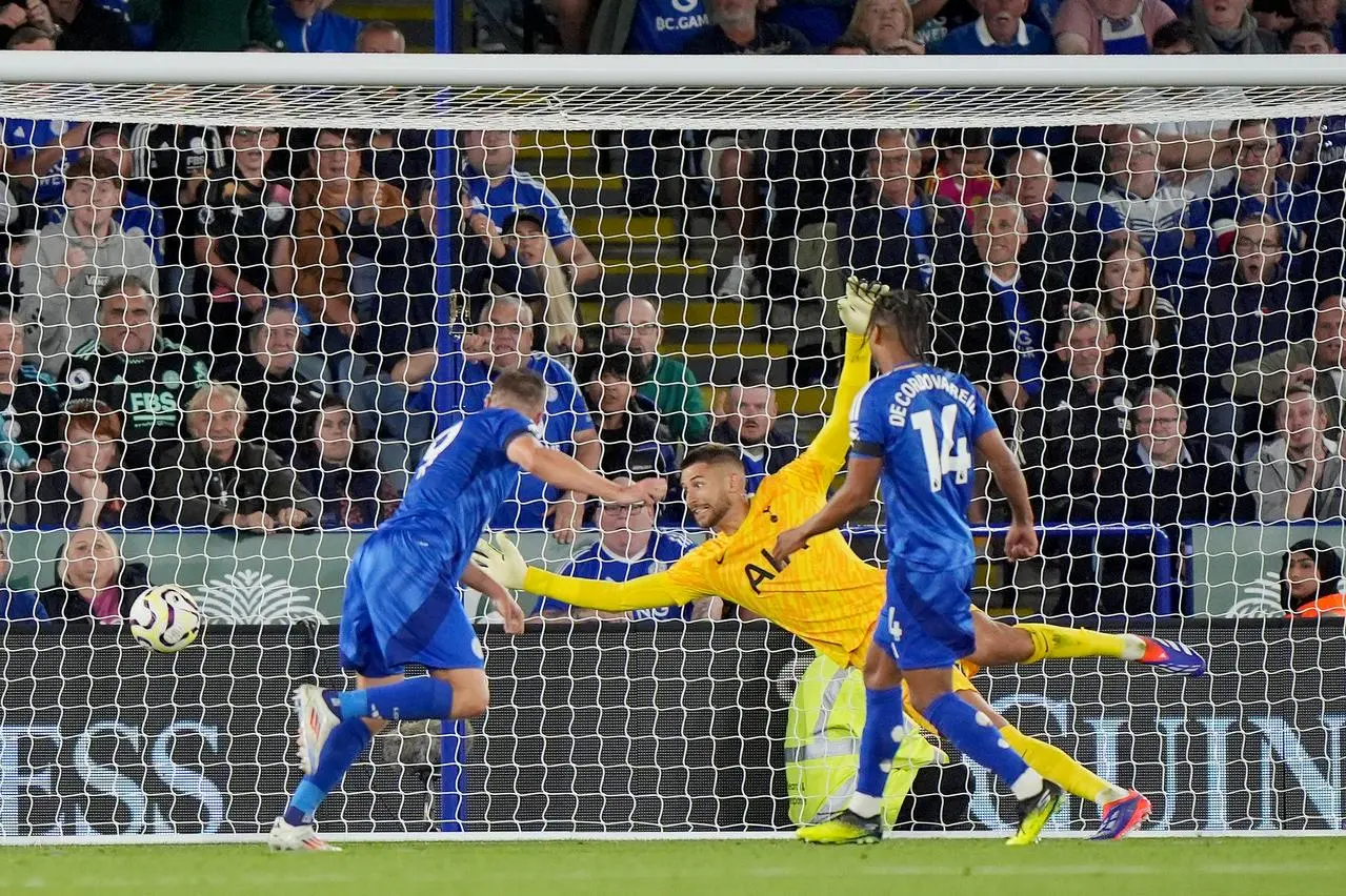 Jamie Vardy scores Leicester's equaliser against Spurs