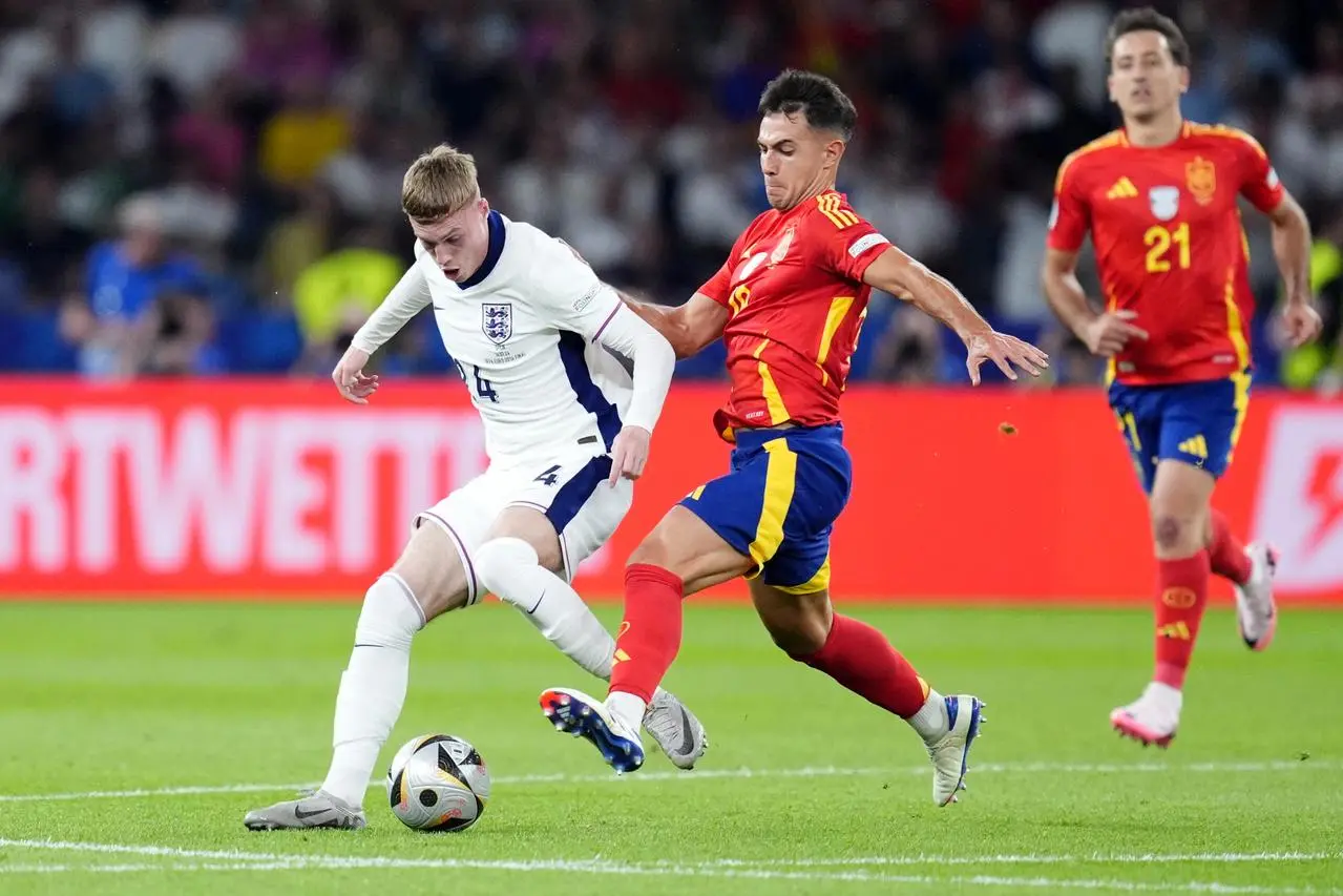 England’s Cole Palmer and Spain’s Martin Zubimendi (right) battle for the ball 