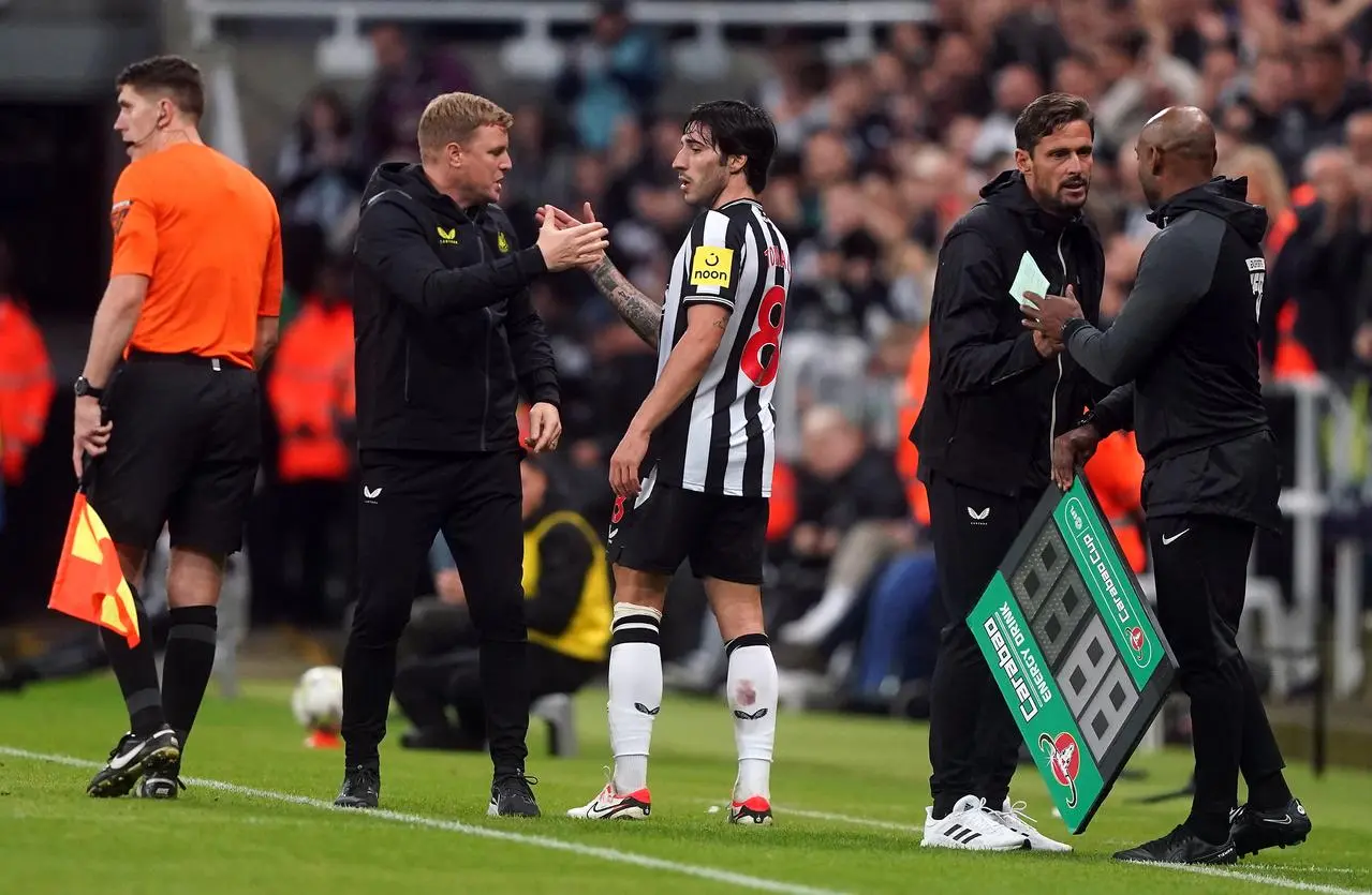 Newcastle head coach Eddie Howe and Sandro Tonali during a Carabao Cup third round tie against Manchester City