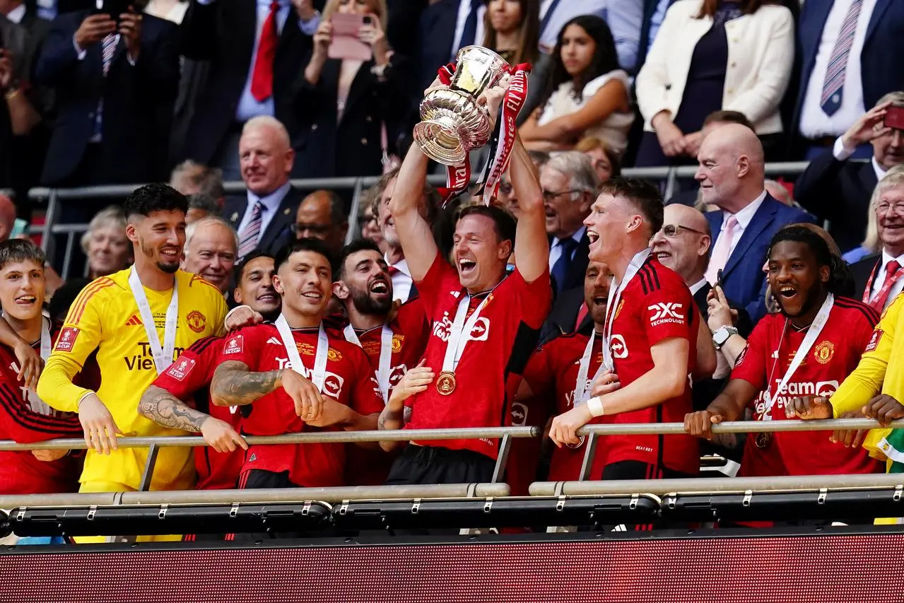 United players celebrating with the FA Cup