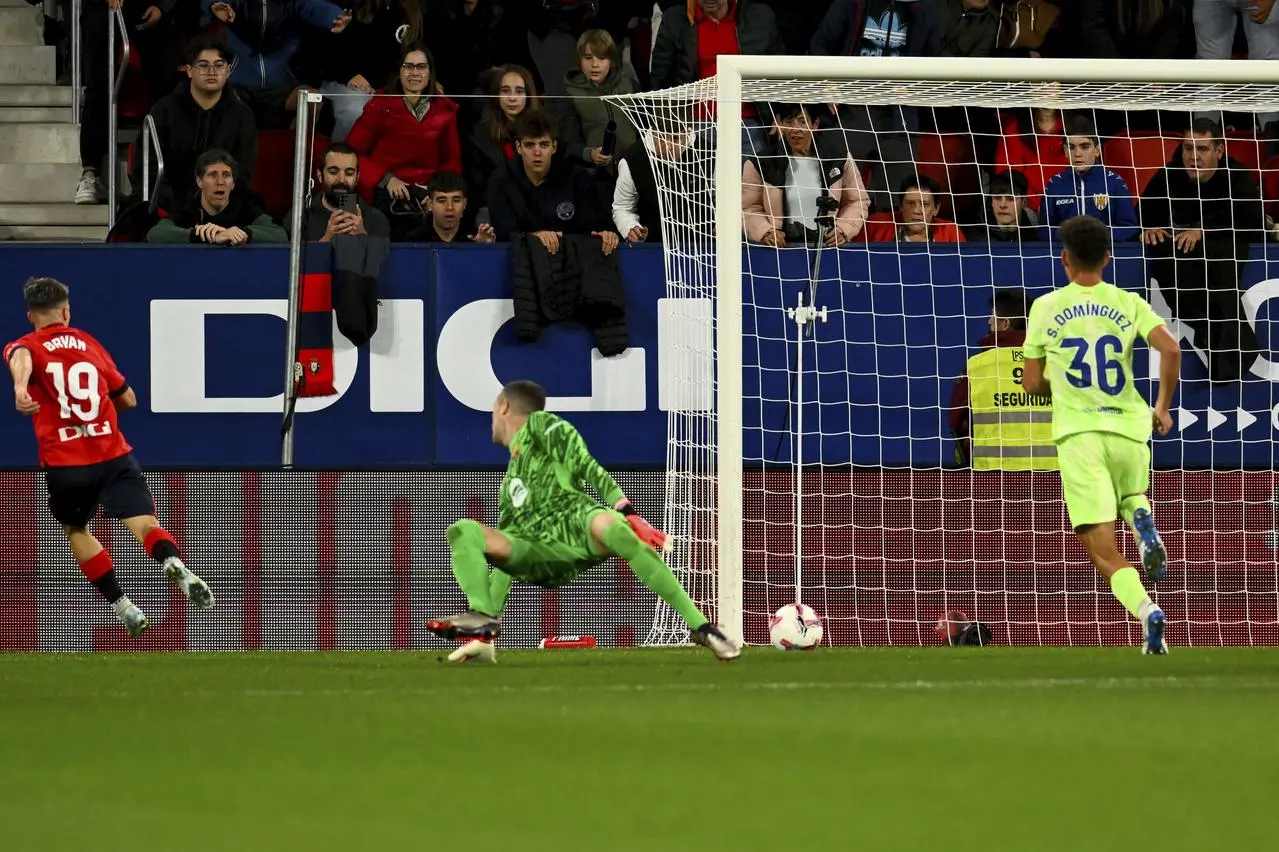 Bryan Zaragoza scores for Osasuna against Barcelona