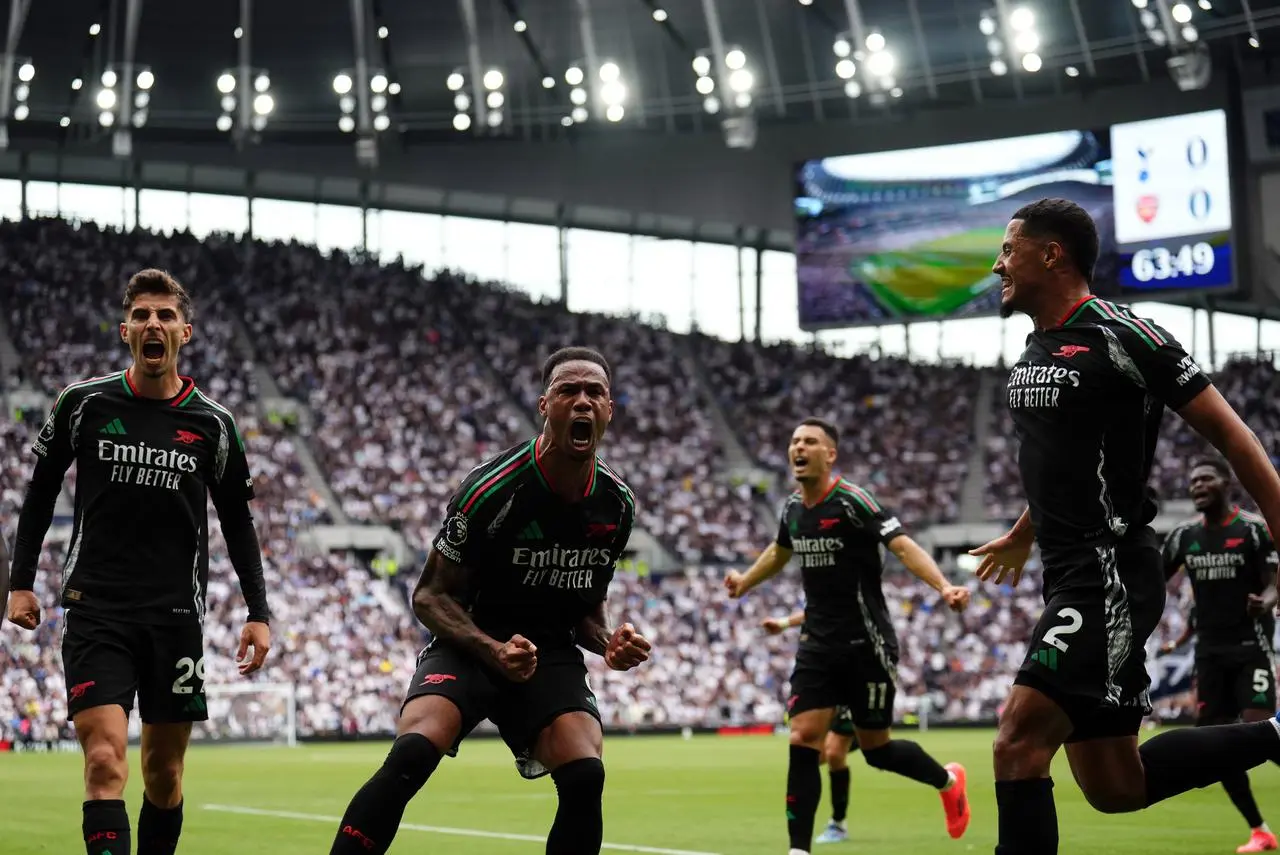 Arsenal players celebrate Gabriel's goal at Tottenham 