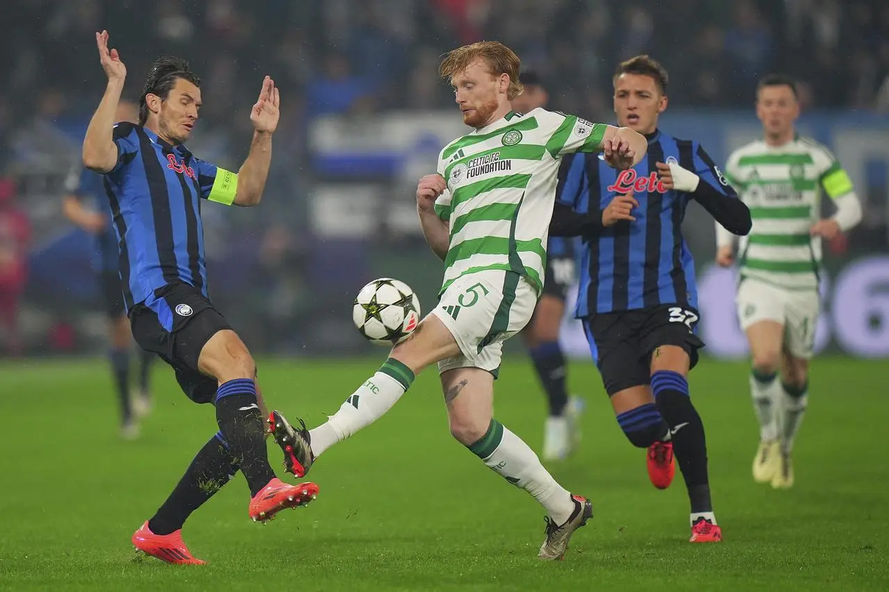 Atalanta’s Marten de Roon, left, and Celtic’s Liam Scales battle for the ball