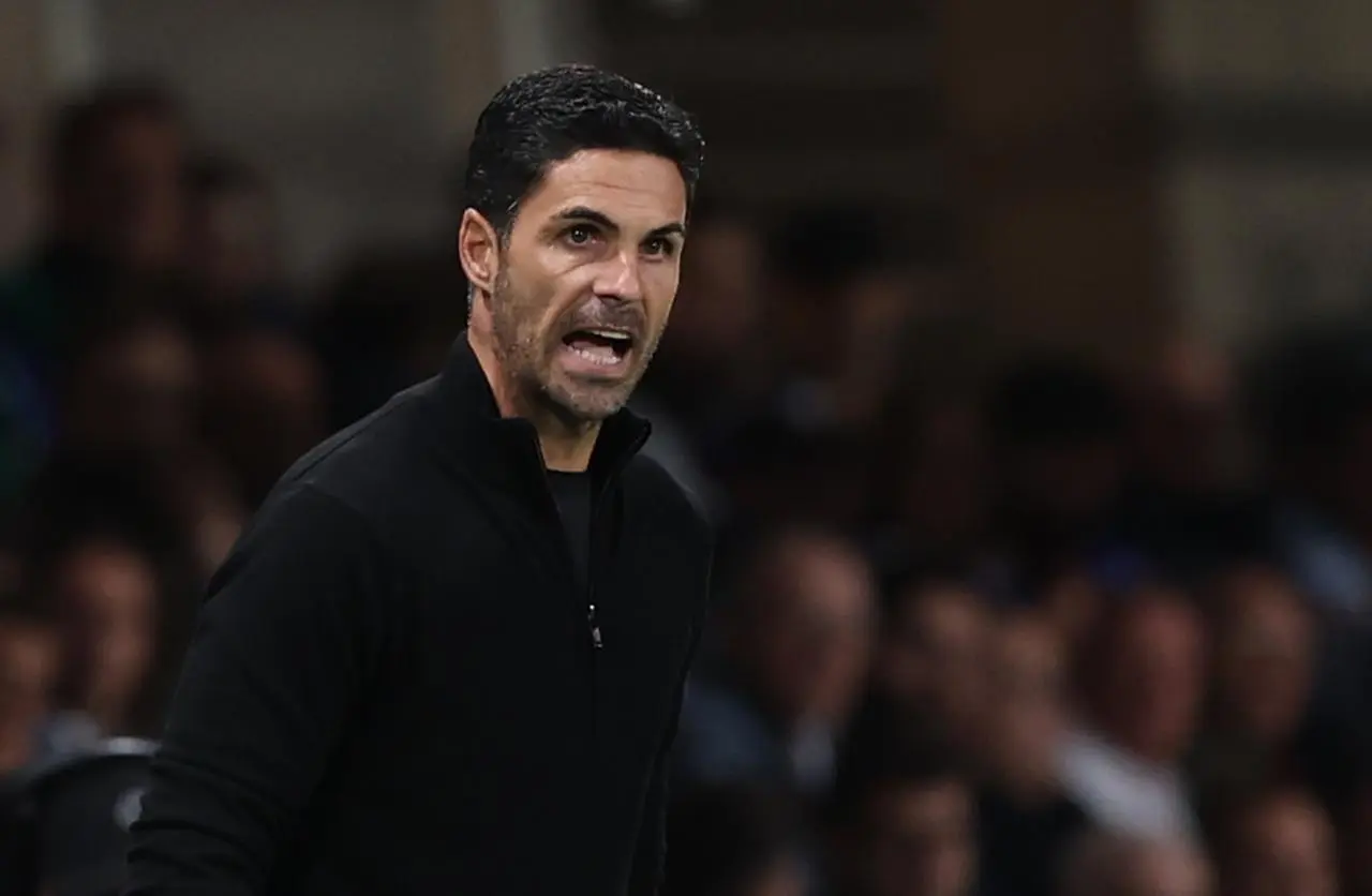 Arsenal manager Mikel Arteta gives instructions from the touchline