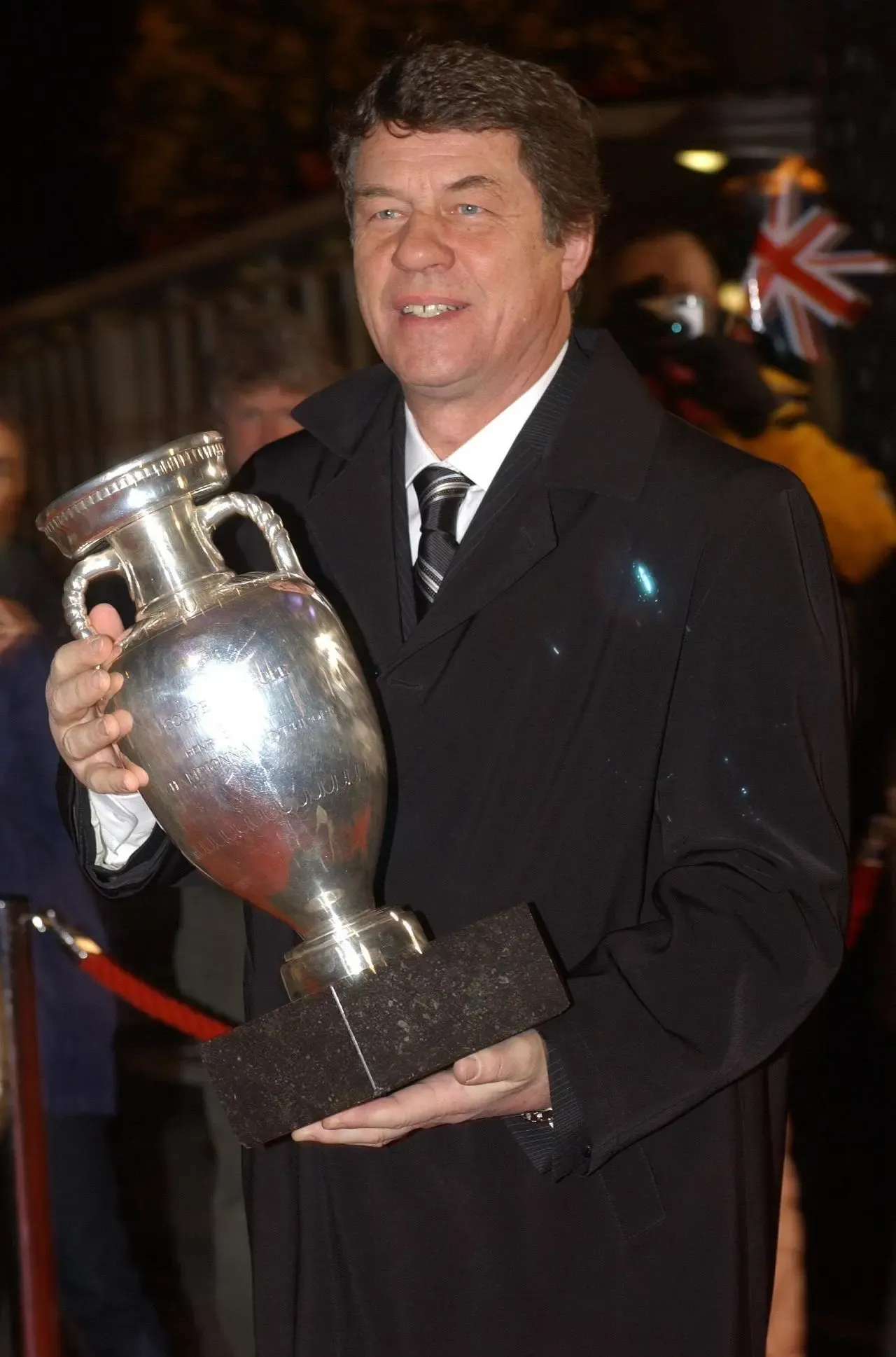 Otto Rehhagel holding a trophy