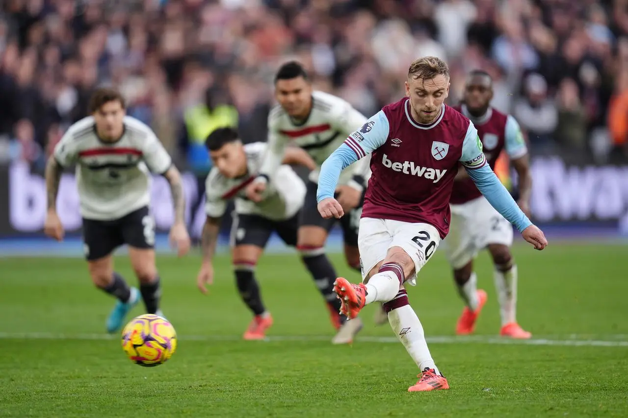 Jarrod Bowen scoring a penalty