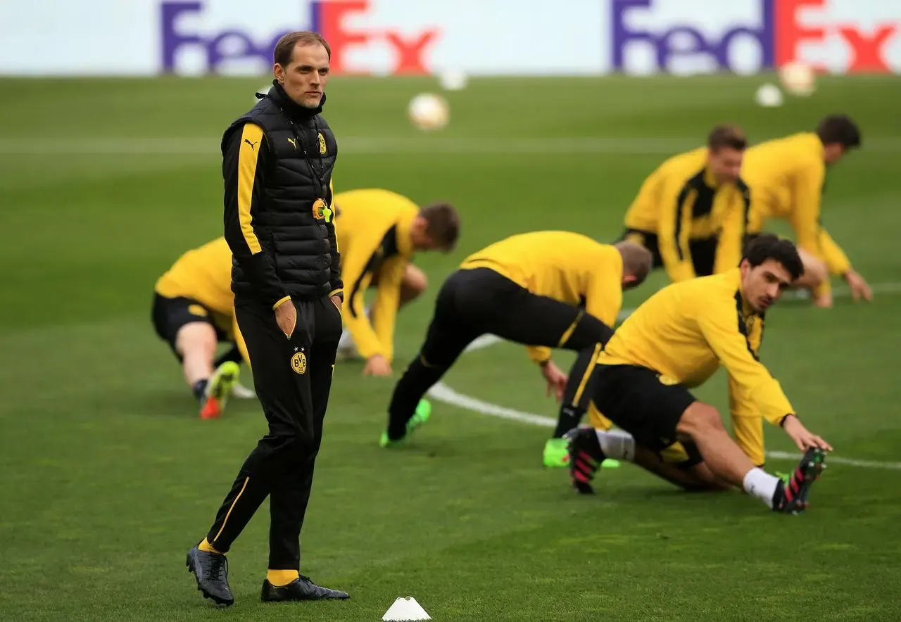 Thomas Tuchel watches the Borussia Dortmund players warm up