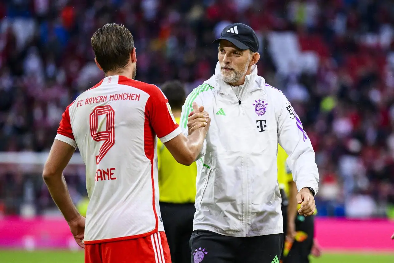 Thomas Tuchel shakes hands with Bayern Munich striker Harry Kane