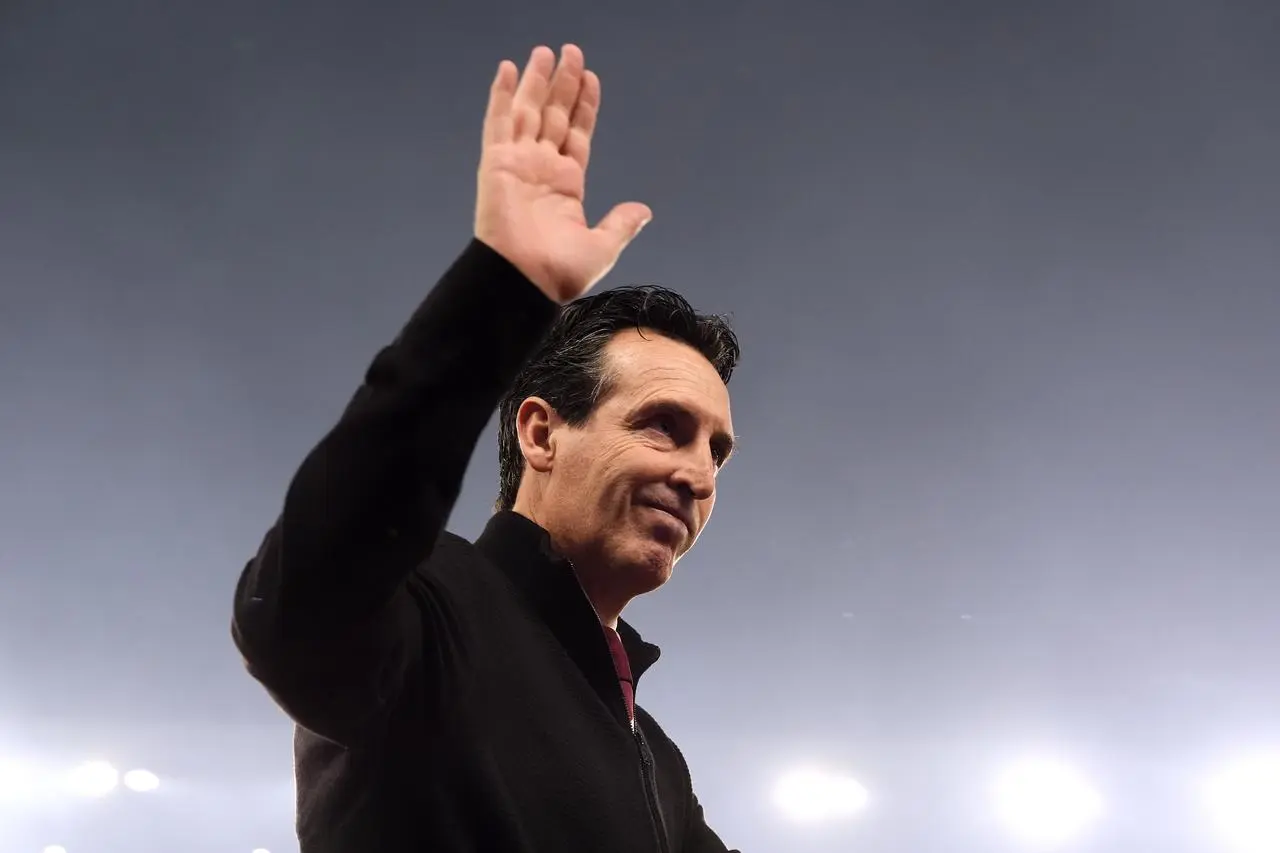 Unai Emery waves to the crowd