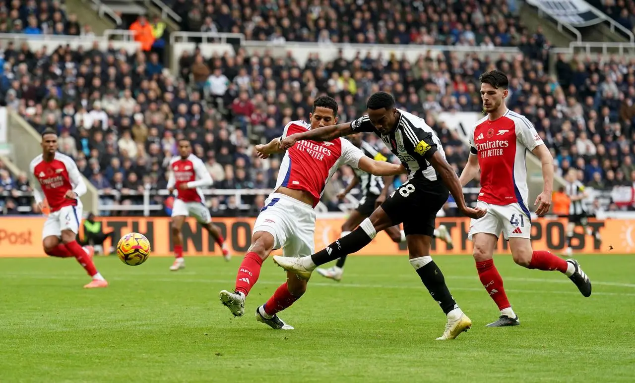 Joe Willock shoots on goal