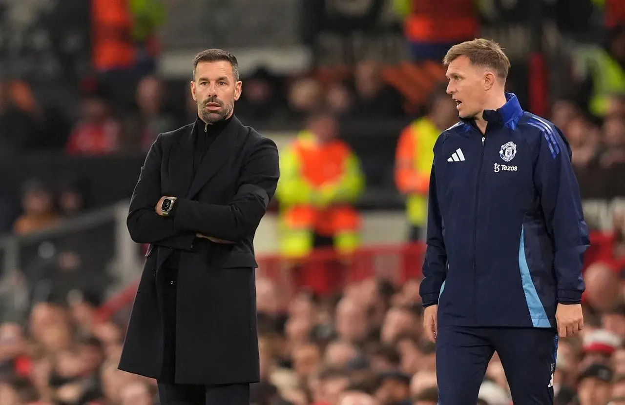 Ruud van Nistelrooy talks to Darren Fletcher