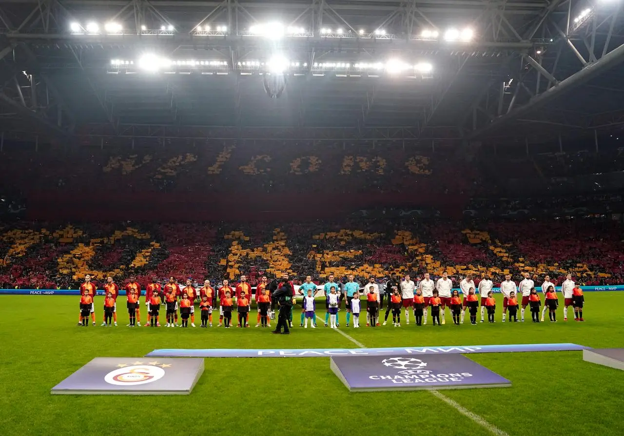 Galatasaray and Manchester United players line up