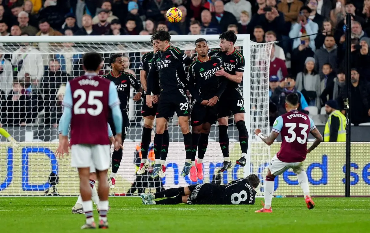 Emerson Palmieri curls home a brilliant free-kick