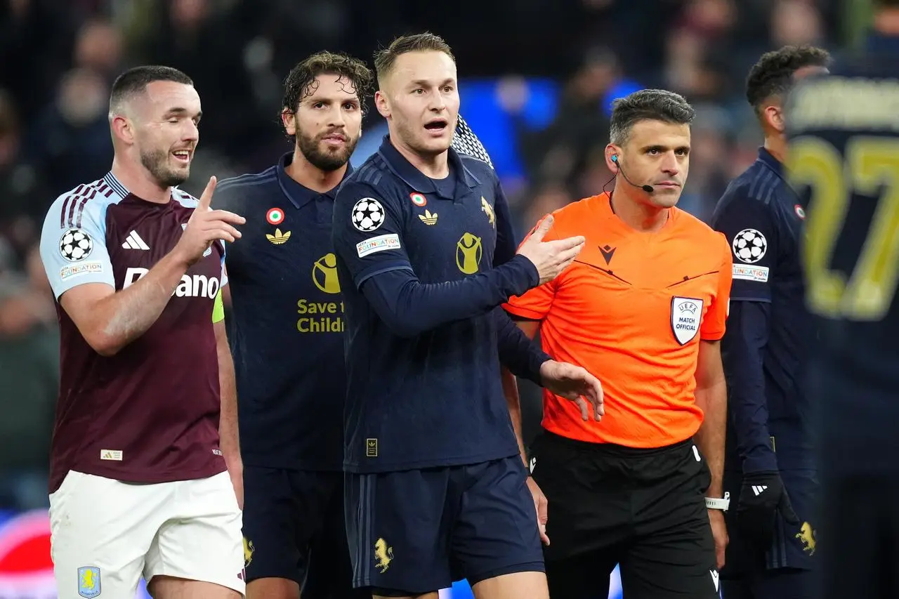 Players surround referee Jesus Gil Manzano