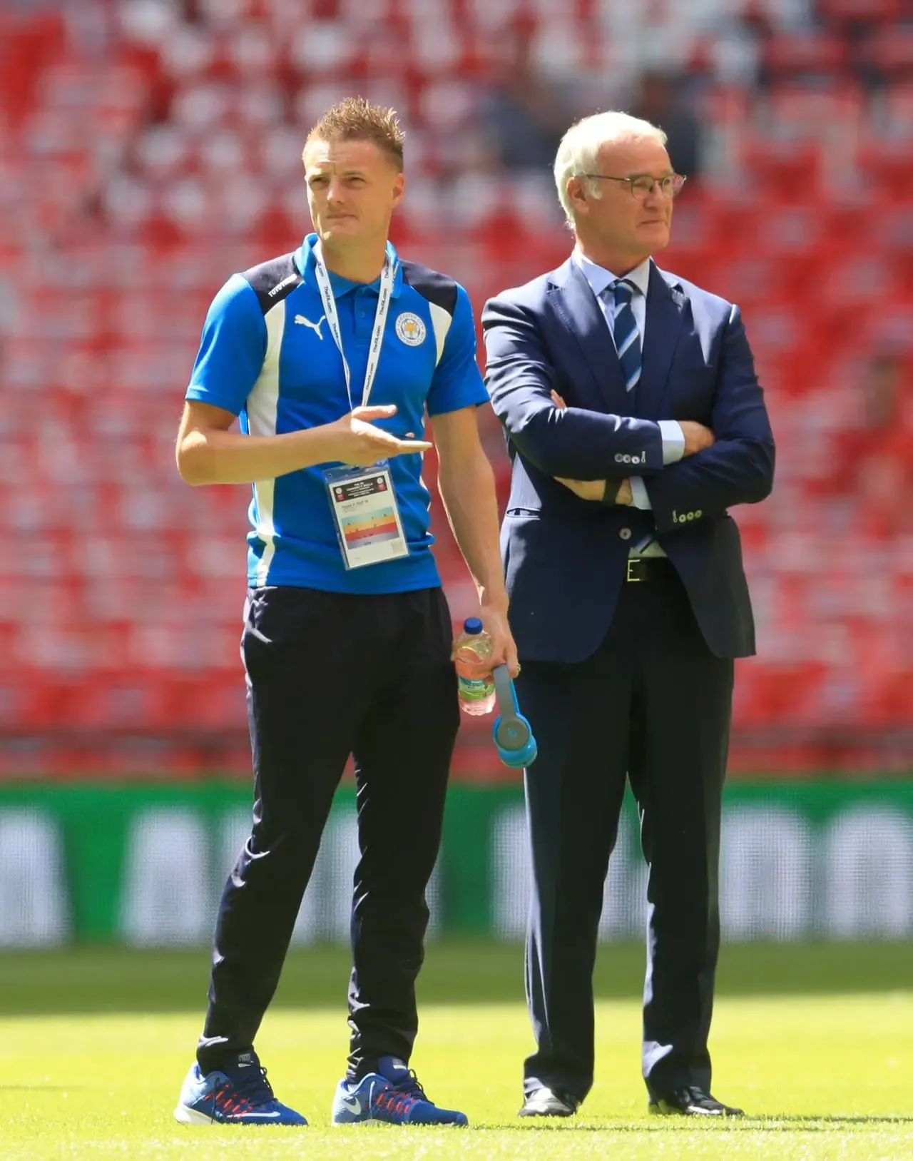 Leicester’s Jamie Vardy stands next to Claudio Ranieri 