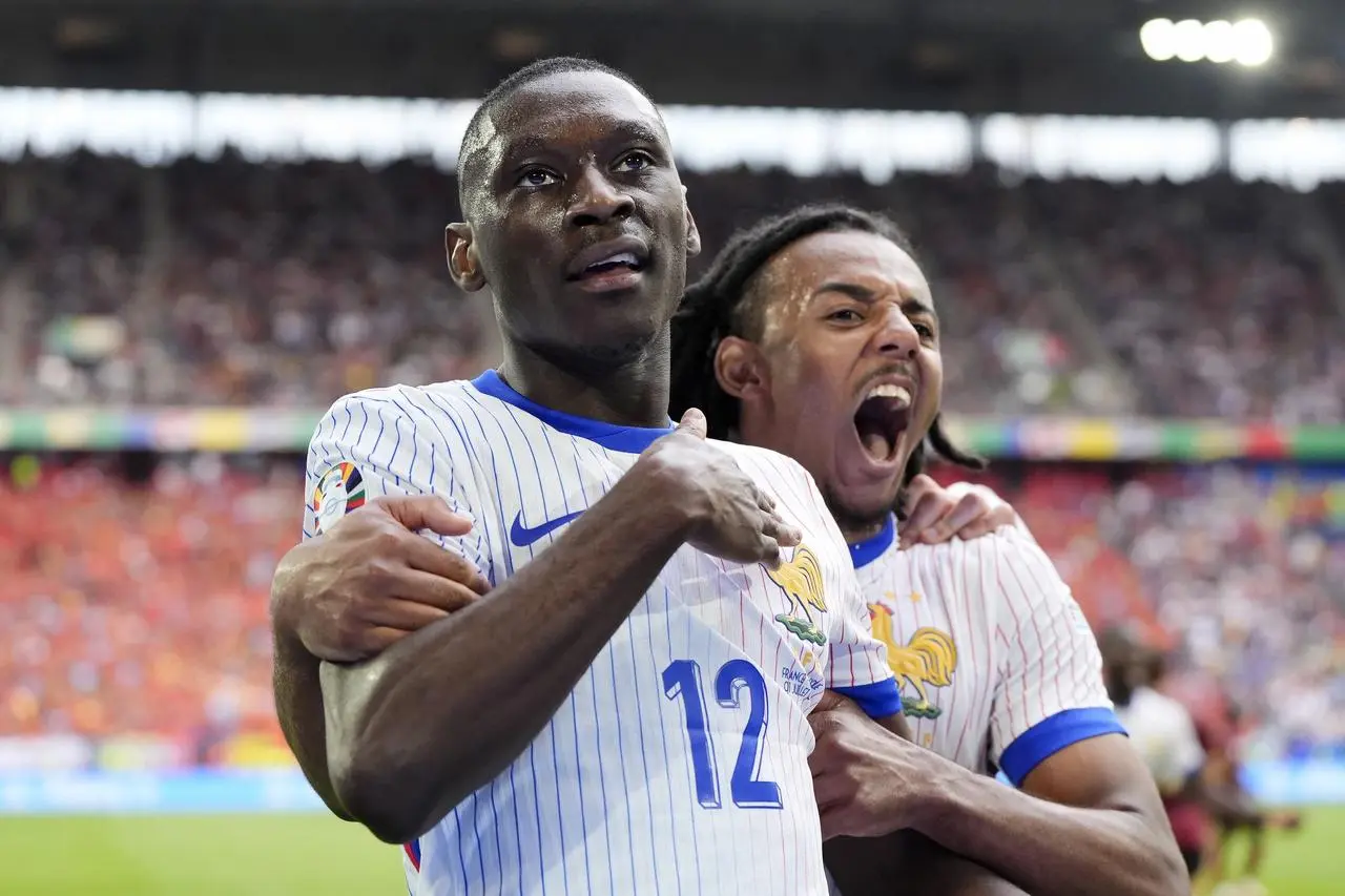 France’s Randal Kolo Muani (left) celebrate