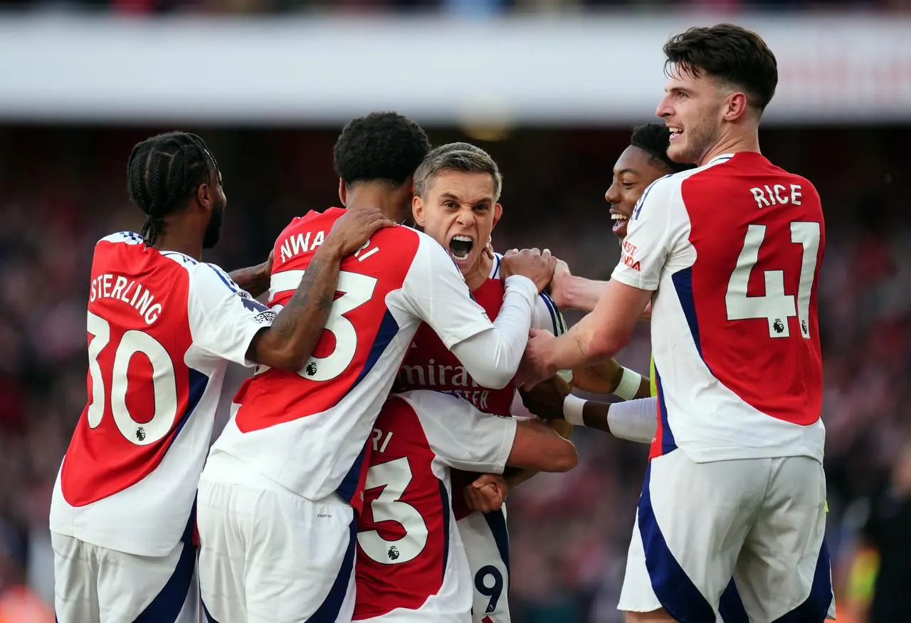 Arsenal’s Leandro Trossard, centre, celebrates with team-mates after scoring his side's third goal against Leicester