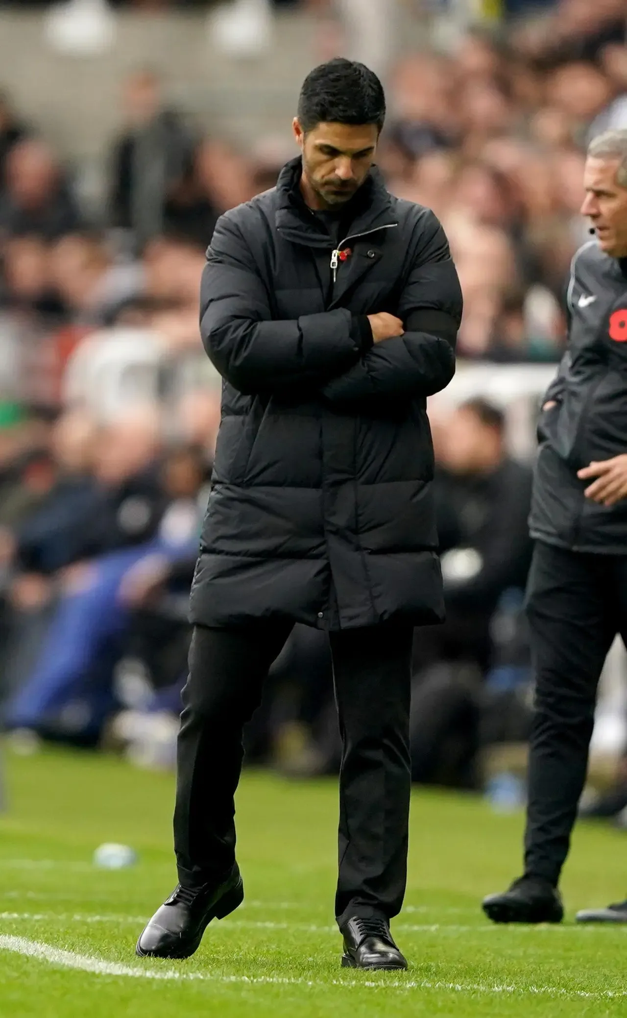 Mikel Arteta bows his head in frustration during Arsenal's defeat at Newcastle