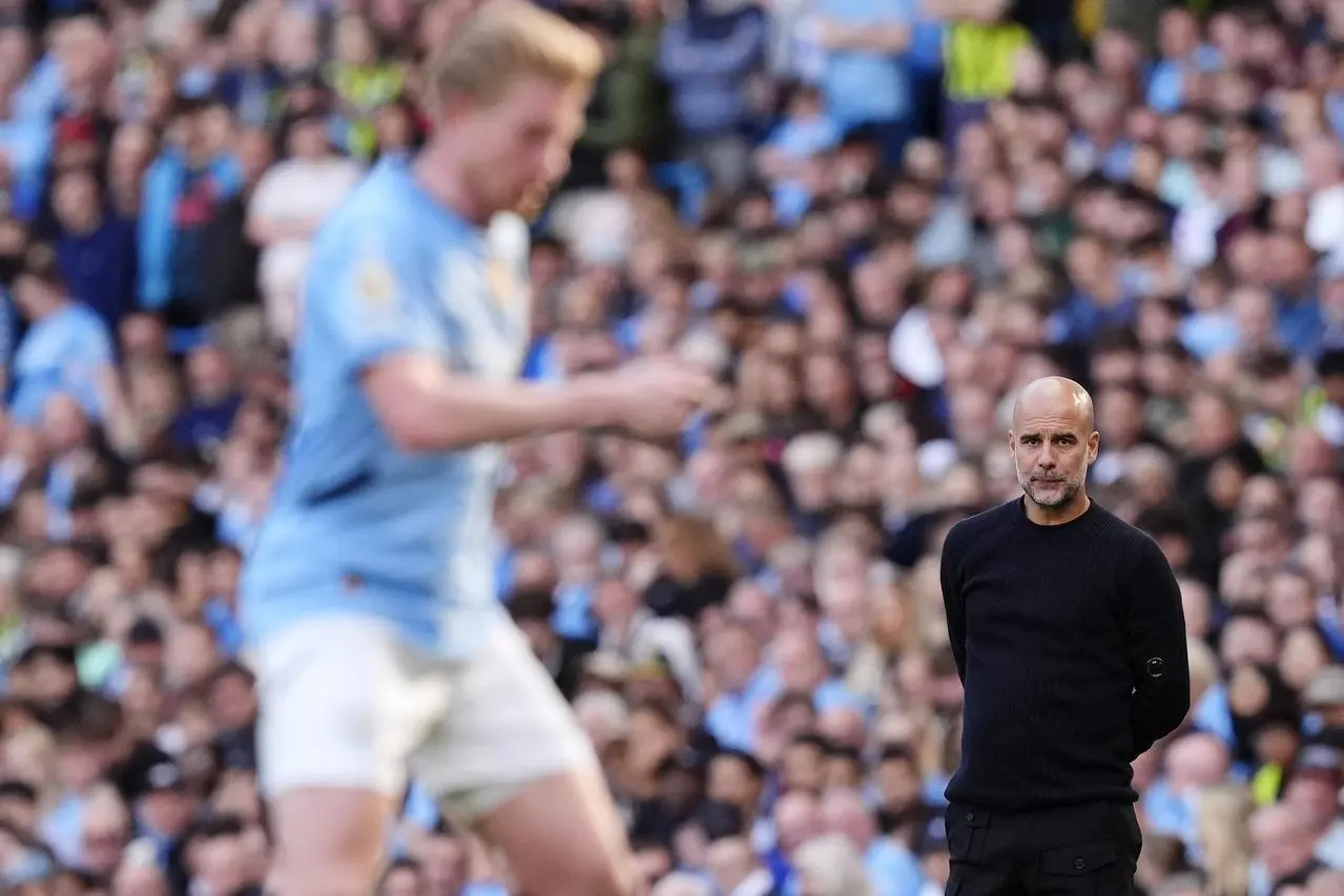 Manchester City manager Pep Guardiola watches Kevin De Bruyne, left, in action