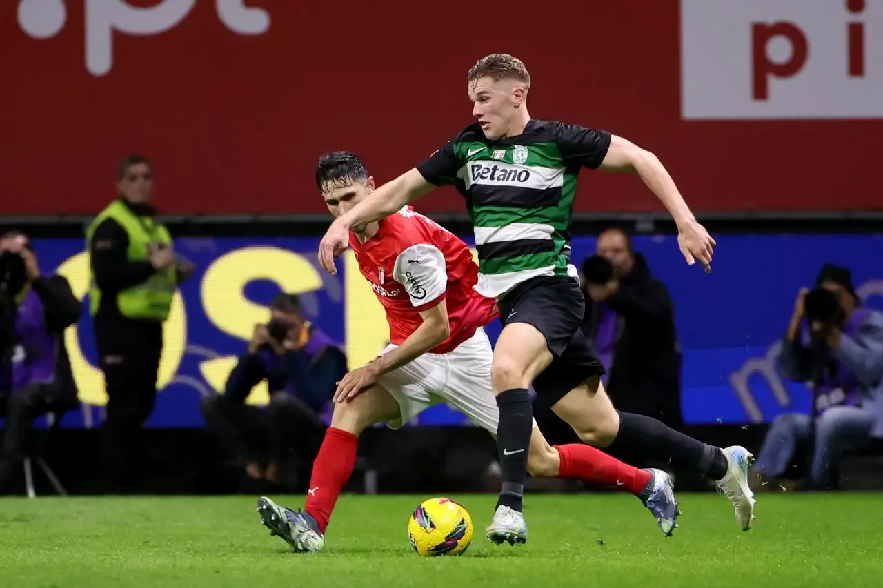 Sporting’s Viktor Gyoekeres is chased by Braga’s Paulo Oliveira 