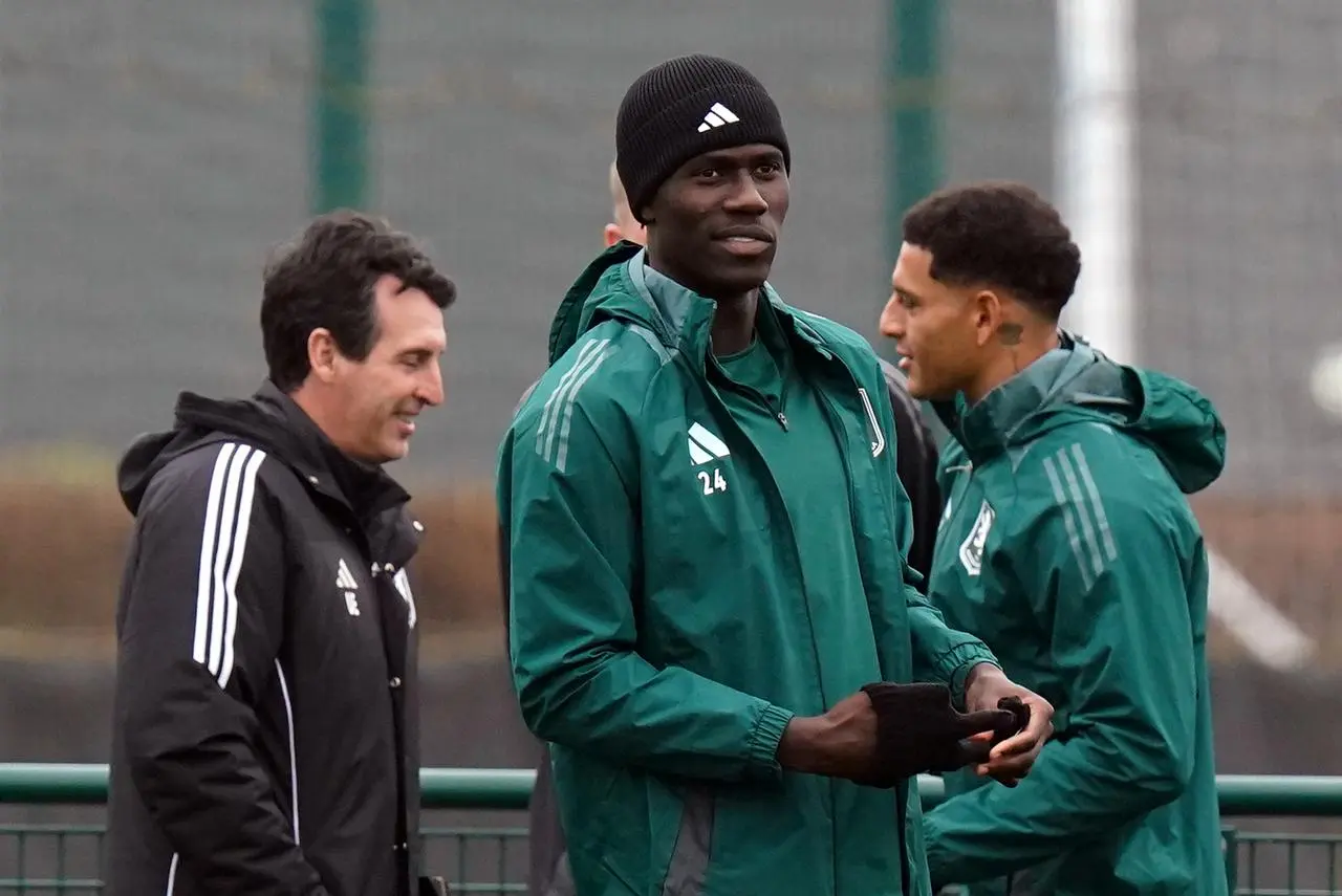 Unai Emery and Amadou Onana speak during an Aston Villa training session