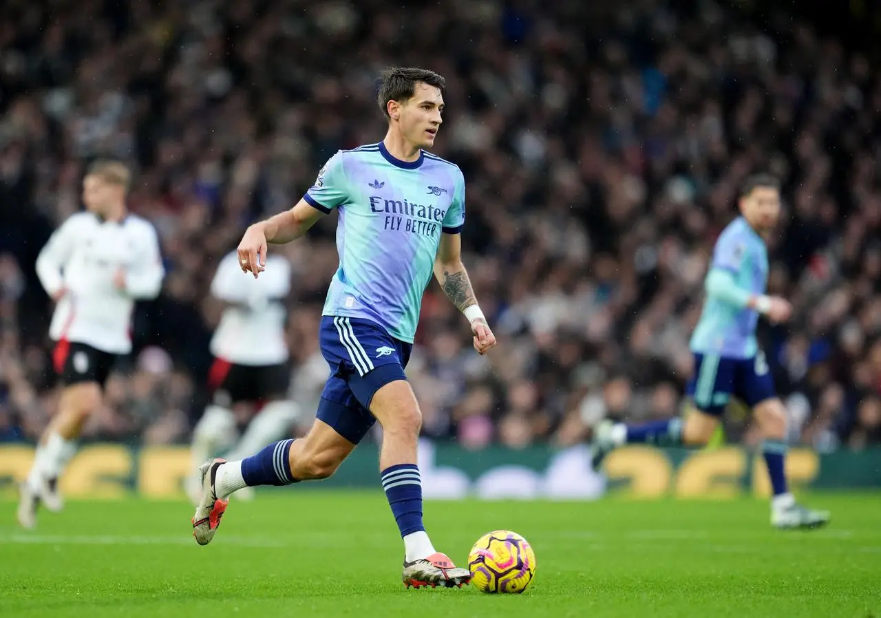 Arsenal’s Jakub Kiwior runs with the ball in a match at Fulham