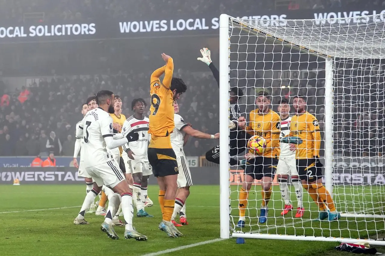 Wolves and Manchester United players watch on as Matheus Cunha's corner goes straight into the net