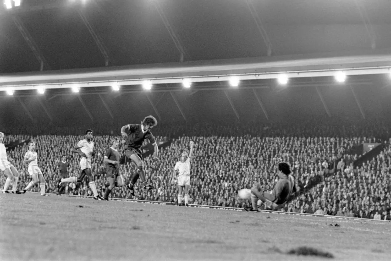 Nottingham Forest goalkeeper Peter Shilton (r) saves from Liverpool’s Terry McDermott 