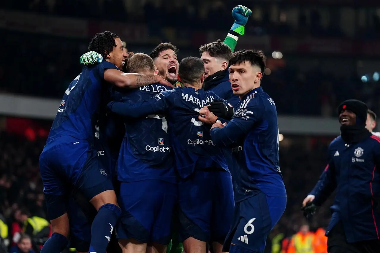 Manchester United players mob Altay Bayindir in celebration