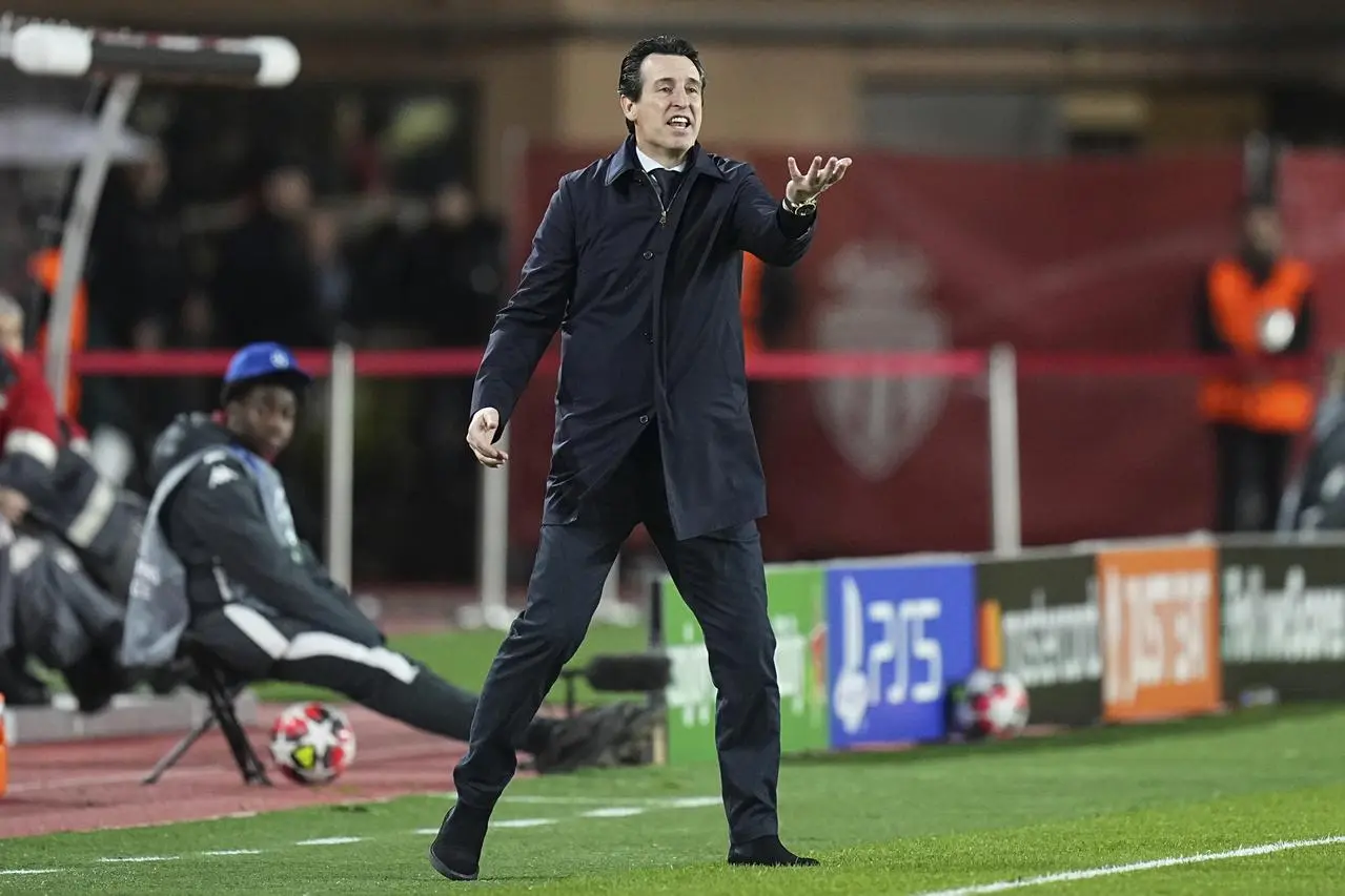 Unai Emery shouts instructions from the touchline