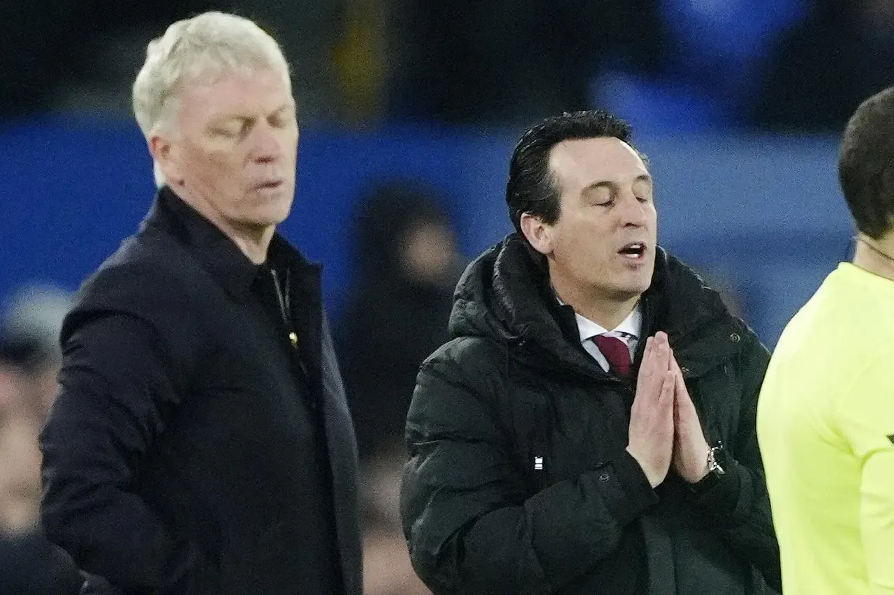 Unai Emery (right) and Everton manager David Moyes react on the touchline